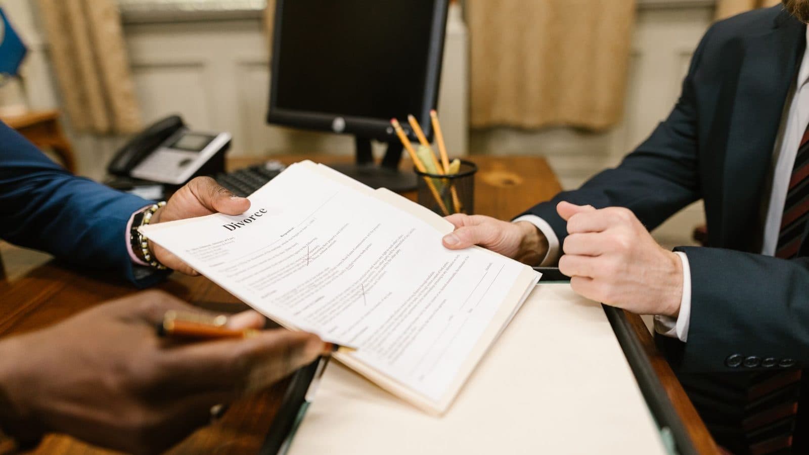 Documento aberto sendo conferido sobre a mesa de trabalho