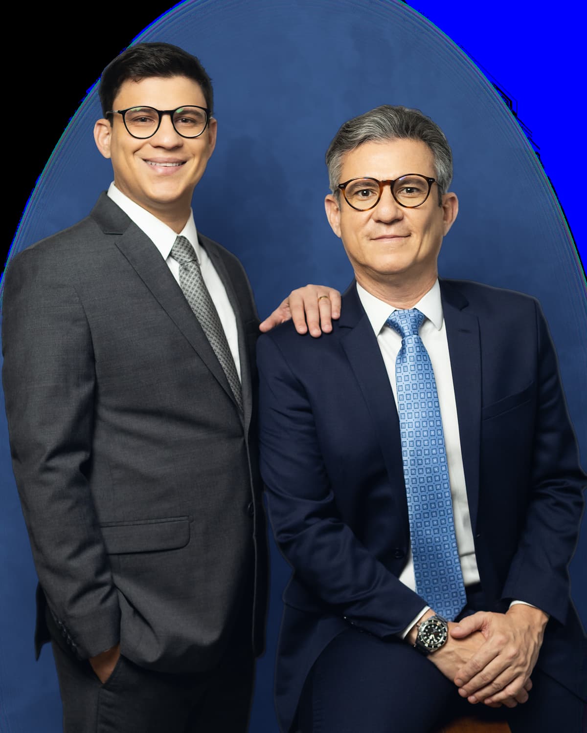 Caio Lucas Buarque, de pé, com a mão no ombro de Dalton Medeiros Buarque, sentado: os sócios do escritório Medeiros Buarque Advocacia & Consultoria.