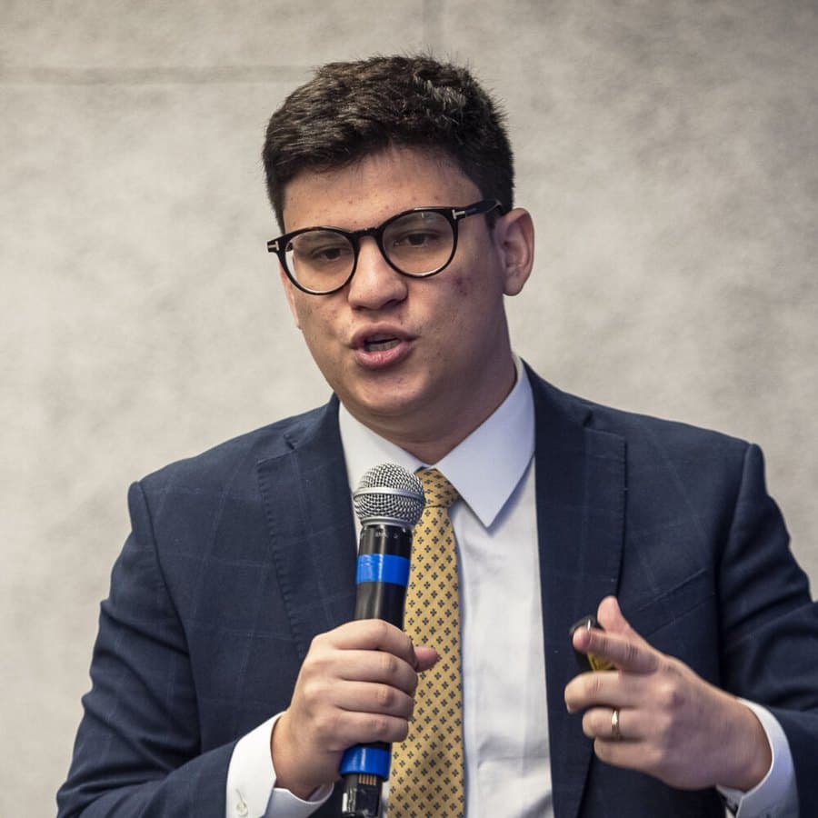 Retrato de Caio Lucas Buarque, sócio administrador do escritório, durante palestra