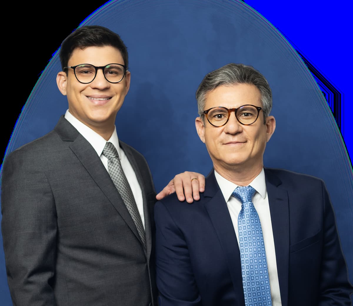 Caio Lucas Buarque, de pé, com a mão no ombro de Dalton Medeiros Buarque, sentado: os sócios do escritório Medeiros Buarque Advocacia & Consultoria.
